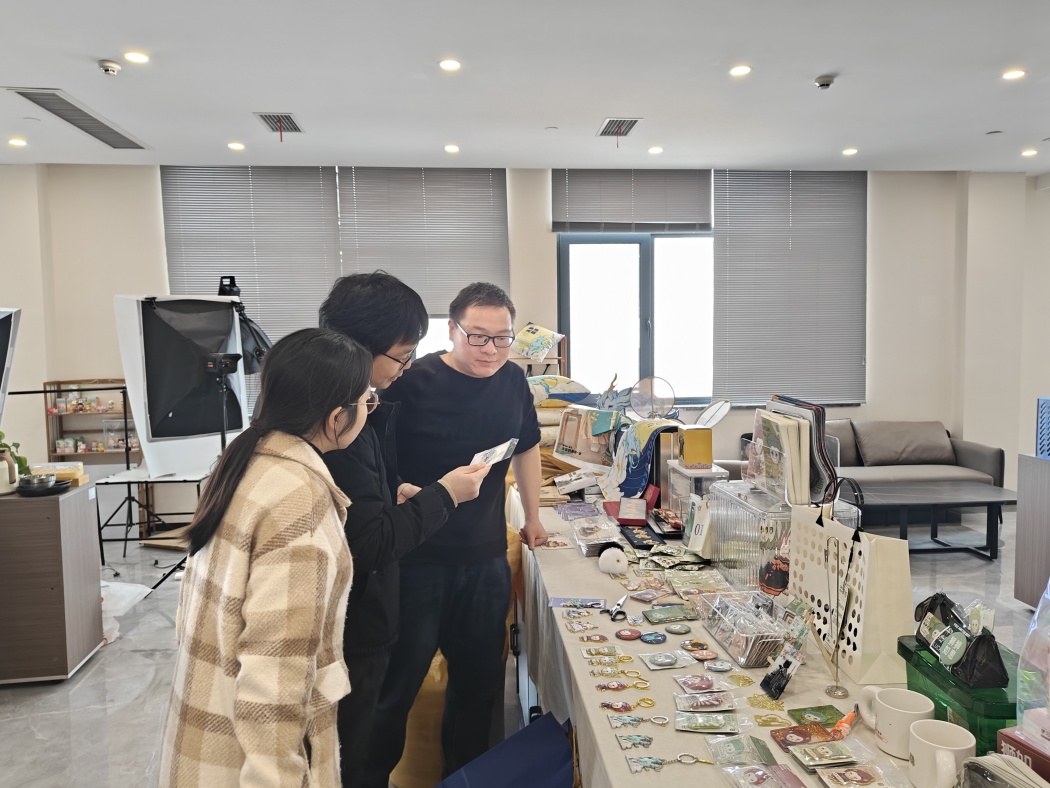 深化校地合作 共育文創(chuàng)人才——商學(xué)院師生赴開(kāi)封文投集團(tuán)開(kāi)展文化產(chǎn)業(yè)發(fā)展參觀交流活動(dòng)